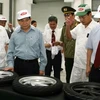 Chủ tịch nước thăm Công ty sản xuất phụ tùng ôtô xe máy Việt Nam trong khu công nghiệp Phố Nối. (Ảnh: Nguyễn Khang/TTXVN).