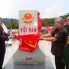 Một buổi lễ khánh thành cột mốc biên giới Việt Nam-Lào. (Ảnh: Quốc Việt/TTXVN)