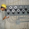 Kỹ sư nhà máy thủy điện kiểm tra thông số kỹ thuật. (Ảnh minh họa: Nguyễn Tiên Tri/TTXVN)