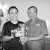 Nghệ sĩ Jorge Monaco chụp ảnh cùng cựu chiến binh Việt Nam. (Ảnh: Báo Tin Tức)
