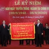 Phó Thủ tướng Nguyễn Sinh Hùng trao tặng cờ của Ban Chấp hành Trung ương Đảng tặng ngành tài chính. (Ảnh: Phạm Hậu/TTXVN).