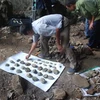 Những di vật đá thu được tại hang Thẩm Choóng. (Ảnh: Vũ Quang Đán/Vietnam+)