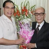 Tổng Bí thư Nông Đức Mạnh chúc mừng sinh nhật lần thứ 95 của giáo sư, anh hùng lao động Vũ Khiêu. (Ảnh: Đinh Xuân Tuân/TTXVN).