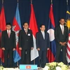 Tổng thống Mỹ chụp ảnh chung với các nhà lãnh đạo ASEAN. (Ảnh: Nguyễn Khang/TTXVN).