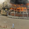 Trường học bị người biểu tình phóng hỏa tại Srinagar ngày 11/9. (Ảnh: AFP).