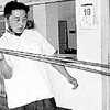 Triệu Văn Khởi đang dùng sào sắt gắp trứng. (Nguồn: Internet)