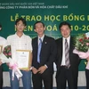 Các sinh viên được nhận học bổng. (Ảnh: Hà Huy Hiệp/Vietnam+)
