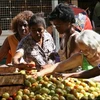 Người dân mua hàng tại Cuba. (Ảnh minh họa: Internet)