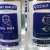 Chai Vodka thật (phải) và chai Vodka giả (trái). (Ảnh minh họa: Internet)
