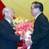 Đồng chí Nông Đức Mạnh chúc mừng đồng chí Nguyễn Phú Trọng nhậm chức Tổng Bí thư khóa XI. (Ảnh: TTXVN)