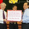 Tổng Bí thư, Chủ tịch Quốc hội Nguyễn Phú Trọng tặng quà cho Đảng bộ, chính quyền và nhân dân Thành phố Hồ Chí Minh. (Ảnh: Trí Dũng/TTXVN)