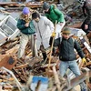Cứu hộ nạn nhân động đất và sóng thần tại Nhật Bản. (Ảnh: Internet)