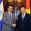 Phó Thủ tướng, Bộ trưởng Ngoại giao Phạm Gia Khiêm và Bộ trưởng Ngoại giao Hugo Martinez Bonilla trước khi bước vào hội đàm. (Ảnh: Nguyễn Dân/TTXVN)