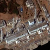 Các lò phản ứng của nhà máy điện Fukushima số 1 bị phá hủy sau động đất và sóng thần ngày 11/3. (Ảnh: AFP/TTXVN)