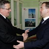 Tổng thống Nga Dmitry Medvedev (phải) và Tổng thống Ba Lan Bronislaw Komorowski (trái) trong cuộc gặp tại Smolensk. (Ảnh: AFP/TTXVN)
