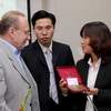 Ông Hellmut Kapfenberger trao tặng cho Bảo tàng Hồ Chí Minh một bức phù điêu Bác Hồ. (Ảnh: Minh Tú/TTXVN)