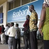 Xếp hàng chờ rút tiền tại một ngân hàng ở Cote d'Ivoire. (Ảnh minh họa: Internet)