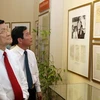 Ông Trương Tấn Sang, Ủy viên Bộ Chính trị, Thường trực Ban Bí thư tham quan triển lãm. (Ảnh: Nhật Anh/TTXVN)