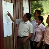 Đồng bào dân tộc Hà Nhì tìm hiểu tiểu sử các ứng cử viên tại địa điểm bỏ phiếu. (Ảnh minh họa: Trọng Đức/TTXVN)