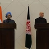 Thủ tướng Ấn Độ Manmohan Singh và Tổng thống Afghanistan Hamid Karzai tại cuộc họp báo sau hội đàm. (Nguồn: Getty Images)