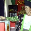 Cử tri dân tộc Mông đi bỏ phiếu bầu. (Ảnh: Hùng Tiến/TTXVN)