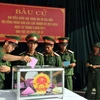 Lực lượng bộ đội tỉnh Quảng Nam bỏ phiếu bầu tại Khu vực bỏ phiếu số 7, phường Hòa Thuận, thành phố Tam Kỳ. (Ảnh: Trần Tĩnh/TTXVN)