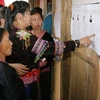 Cử tri người dân tộc Mông đi bầu cử. (Ảnh: Thanh Tùng/TTXVN)