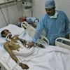 Một người bị thương trong các cuộc giao tranh ở Yemen. (Nguồn: AP)