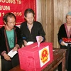 Cử tri dân tộc Mông đi bỏ phiếu bầu. (Ảnh: Quý Trung/TTXVN)