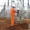 Kỹ sư Công ty thí nghiệm điện miền Trung kiểm tra các thông số kỹ thuật trước khi đóng điện. (Nguồn: Internet)