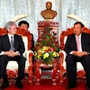 Phó Chủ tịch nước Lào Bounnhang Volachit tiếp ông Tạ Ngọc Tấn. (Ảnh: Hoàng Chương/TTXVN)