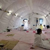 Các “lính chì” Fukushima 1 nghỉ ngơi và bổ sung nước uống bên trong nhà giải lao. (Nguồn: Asahi Shimbun) 
