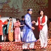 Tiết mục múa sạp do sinh viên Việt Nam và nước ngoài cùng thực hiện. (Ảnh: Thanh Tùng/TTXVN)