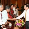 Chủ tịch nước Nguyễn Minh Triết gặp gỡ các đại biểu. (Ảnh: Nguyễn Khang/TTXVN)