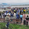Chờ thông tin về người thân mất tích trong vụ đắm tàu trên sông Volga. (Nguồn: EPA)