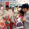 Người dân mua hàng Việt Nam tại một hội chợ. (Ảnh minh họa: Thế Duyệt/TTXVN)