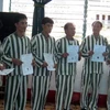 Các phạm nhân nhận giấy chứng nhận đặc xá nhân dịp Quốc khánh năm 2010. (Ảnh: Ninh Đức Phương/TTXVN)