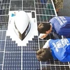Các thành viên của đội Tokai đánh bóng những tấm pin năng lượng Mặt Trời trước cuộc đua năm 2009. (Nguồn: AFP)