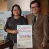 Nhà văn Nguyễn Nhật Ánh và bà Montira Rato, dịch giả cuốn “Cho tôi xin một vé đi tuổi thơ”. (Ảnh: Ngọc Tiến/Vietnam+)