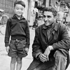 George Esper chụp ảnh với một cậu bé ở tỉnh Quảng Ngãi vào năm 1966. (Nguồn: AP)