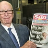 Rupert Murdoch cầm trên tay tờ The Sun Chủ Nhật. (Nguồn: Internet)