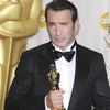 Jean Dujardin với tượng vàng Oscar. (Nguồn: Internet)