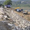 Kè sông Lô đang được triển khai xây dựng. (Nguồn: Báo Tuyên Quang)