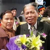 Giáo sư Phương Lựu (phải) tại lễ trao tặng Giải thưởng Hồ Chí Minh. (Nguồn: GD&TĐ)