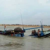Một tàu cá bị mắc cạn ở Cửa biển Đà Rằng. (Nguồn: SGTT)