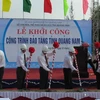 Các đại biểu làm lễ động thổ. (Ảnh: Văn Sơn/Vietnam+)