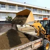 Loại bỏ đất nhiễm xạ tại một trường học ở Koriyama. (Nguồn: Asahi Shimbun)
