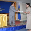 Tổng thư ký Quốc hội Leng Meng Long trao chứng chỉ cho học viên lớp tiếng Việt Nam đầu tiên tại Quốc hội Campuchia. (Ảnh: Trần Chí Hùng/Vietnam+)