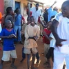 Niềm hạnh phúc của dân làng Quelbo ở Mozambique khi nhân viên Movitel (mạng viễn thông của Viettel tại Mozambique hứa sẽ có điện thoại di động về làng. (Nguồn: Viettel) 