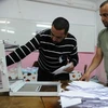 Tiến hành kiểm phiếu bầu cử Quốc hội ở Algeria. (Nguồn: Internet)